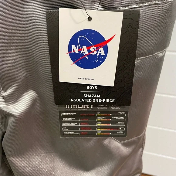 SOLD!! 686 x NASA Boys Shazam Insulated One Piece Snowsuit Silver BNWT Size XS - Picture 8 of 15